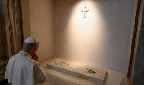 Papež Leon XIV. obiskal grobnico svojega predhodnika