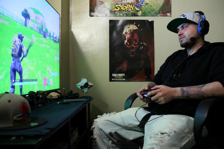 Igra Fortnite Battle Royale je v razmeroma kratkem času postala senzacija svetovnih razsežnosti. Že marca, še preden se je sploh pojavila na mobilnih napravah iPhone, jo je vsak dan igralo 45 milijonov ljudi.  | Foto: Reuters
