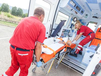 Huda nesreča pri Lenartu: voznik zapeljal na nasprotni pas in trčil v dve vozili
