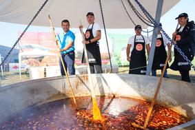 Kam za vikend: bograč, žlikrofi, glasba in gorski tek