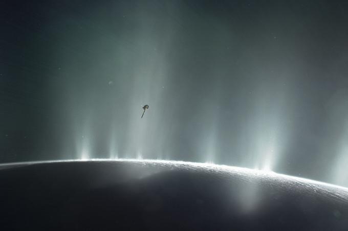 Raziskovalno plovilo Cassini je nekajkrat letelo izjemno blizu lune Enkelad. Tole je sicer umetniška uprizoritev, ki je nastala na računalniku grafikov vesoljske agencije Nasa. | Foto: NASA