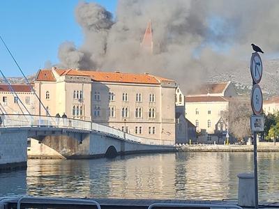 Požar v starem mestnem jedru Trogirja, gost dim vznemiril prebivalce