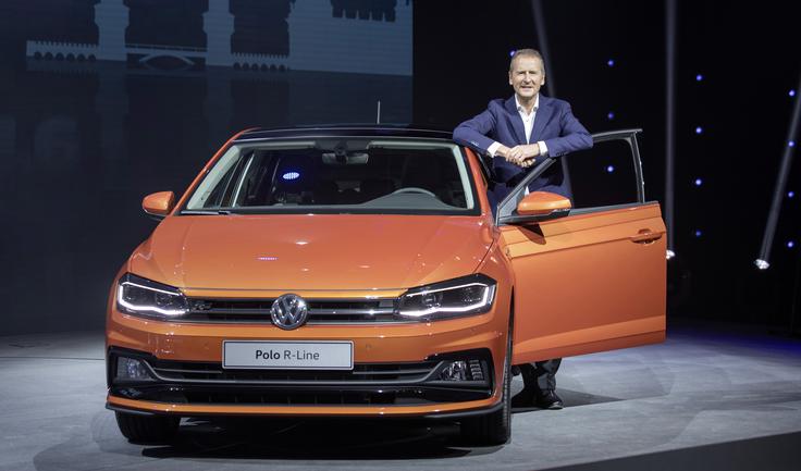 Prvi mož Volkswagna, Dr. Herbert Diess, je na svetovni premieri pola 6. generacije v Berlinu poudaril, da avtomobil spada v višjo ligo kompaktnega razreda, da s tehnologijo postavlja nove standarde konkurence. | Foto: Volkswagen