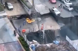 Šokanten posnetek: pred očmi se jim je vdrla cesta, nastala je 50 metrov globoka luknja #video