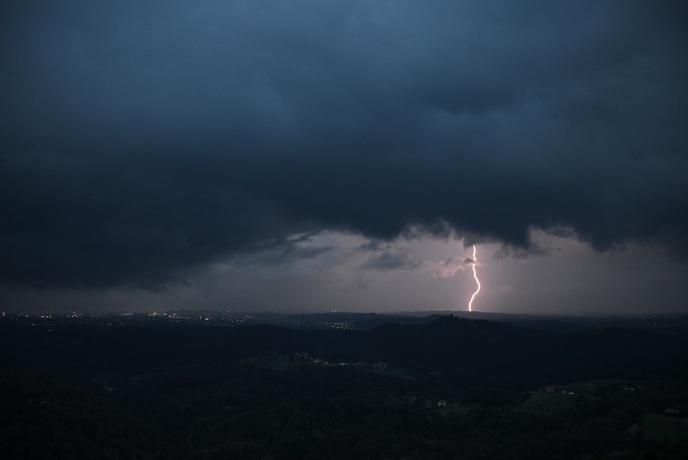 Neviht še ni konec: ponoči prihaja nov udar, grozijo tudi poplave