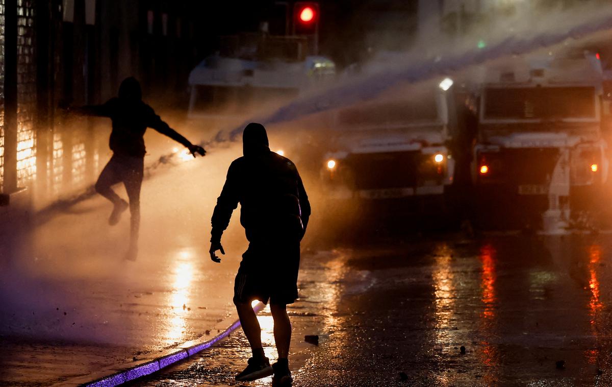 Protesti, Irska, policija | Policija je v petek uporabila vodni top, da bi zajezila nasilje v mestu Portadown. | Foto Reuters