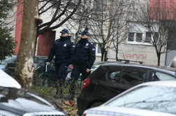 Nov grozljiv incident v Srbiji: oče desetletniku dal pištolo in mu ukazal, naj strelja