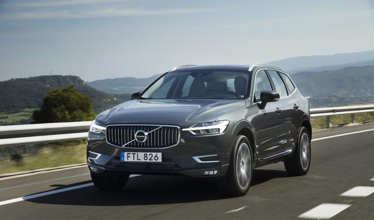 Vemo, da je podoba stvar osebnega okusa, a hkrati lahko zapišemo, da je Volvov dizajn ta hip zagotovo eden tistih, ki narekujejo avtomobilsko modo. XC60 je eden najelegantnejših športnih terencev. Samozavest izžareva tudi s svojimi svetlobnimi LED-kanali, oblikovanimi v silhueti Thorovega kladiva. Skandinavska mitologija je močna in ta avto izžareva moč in samozavest, kar je treba priznati.  | Foto: Volvo