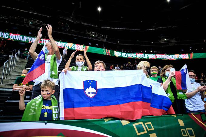 Slovenski navijači so imeli razlog za navdušenje. Slovenija je premagala Poljsko s 112:77. | Foto: Hendrik Osula/FIBA