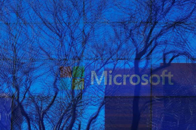 Za Microsoft, enega od največjih proizvajalcev programske opreme na svetu, so takšni programi in operacijski sistemi (na primer Linux), ki jih lahko brezplačno namesti in spreminja vsak, pomenili veliko grožnjo. | Foto: Reuters