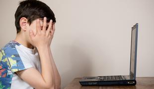 Med zlorabljenimi otroki na spletu skoraj tretjina dečkov