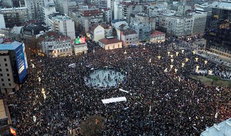 Več tisoč protestnikov zavzelo ulice Beograda #foto #video