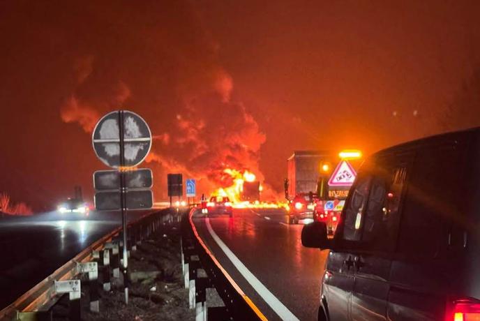 Huda nesreča na avtocesti pri Šentilju. Poteka reševanje ujetih v razbitinah.