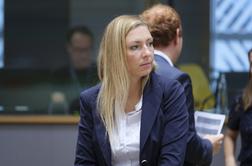 Vlada sprejela zakon za konec baterijske reje kokoši in čipiranje mačk
