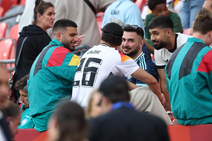 Na tekmah ga spremljajo sorodniki in prijatelji. | Foto: Reuters