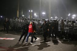 Brutalni spopad med policijo in protestniki #video