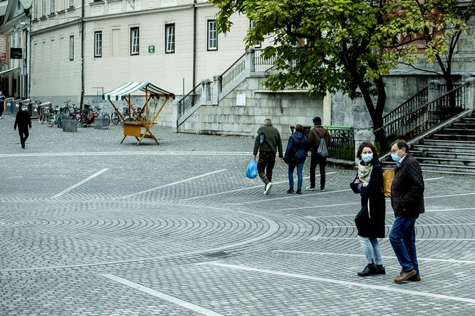 Maske so na javnih krajih, kjer ni mogoče neprekinjeno vzdrževati najmanj tri metra razdalje, obvezne. | Foto: Ana Kovač