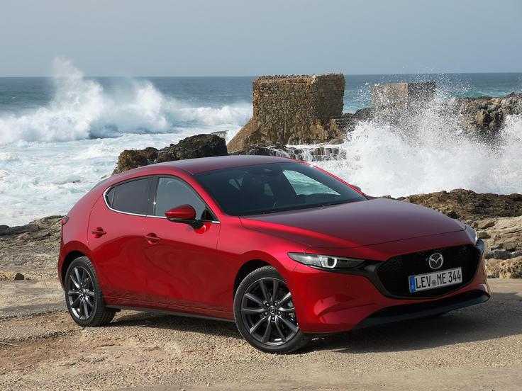 Nova mazda 3 ob razburkanem Atlantskem oceanu ob portugalski obali. Tudi ta avtomobil lahko razburka voznikova čustva in razpoloženje za volanom, prodajne številke pa bodo ostale na ravni dozdajšnjih – v Sloveniji nameravajo letos prodati 300 mazd 3. | Foto: Gregor Pavšič