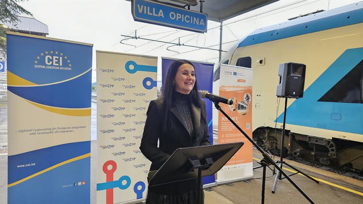 Direktorica potniškega prometa Slovenskih železnic Darja Kocjan pred prvim odhodom neposredne železniške povezave med Italijo in Hrvaško | Foto: Srdjan Cvjetović