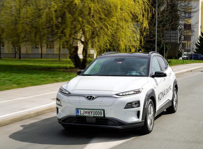 Hyundai kona je danes električni avtomobil z največjim dosegom. Na voljo je z dvema kapacitetama baterije (40 ali 64 kWh) in pri tisti večji se realni doseg približa 400 kilometrom. Kona predstavlja novo generacijo električnih vozil, kjer bodo podobno velike baterije (od 50 kWh naprej) postale nov standard. | Foto: PRIMA