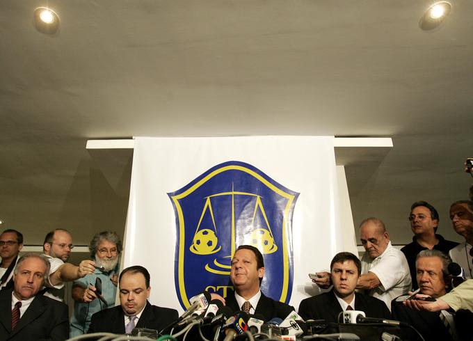 V Braziliji je bil leta 2005 v središču pozornosti tamkajšnji veliki nogometni škandal s podkupovanjem. | Foto: Reuters