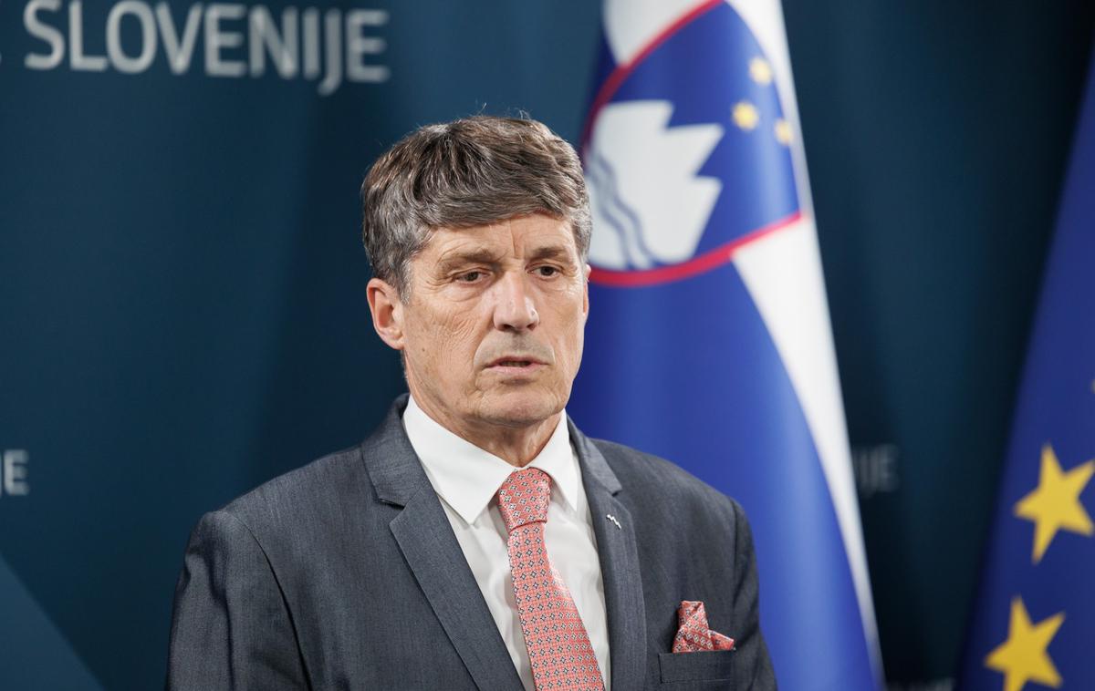 Borut Sajovic | Obrambni minister Borut Sajovic je v razpravi opomnil, da dokument ne sprejemamo zaradi rokov vrha Nata: "Resolucija velja in bo veljala tudi po vrhu, ker temelji na strateškem razmisleku in potrebah Slovenije." Ob tem je zavrnil očitke o podrejanju zavezništvu: "Smo del zavezništva, ki nam veliko pomaga, nas finančno razbremenjuje, a tudi zavezuje." | Foto STA