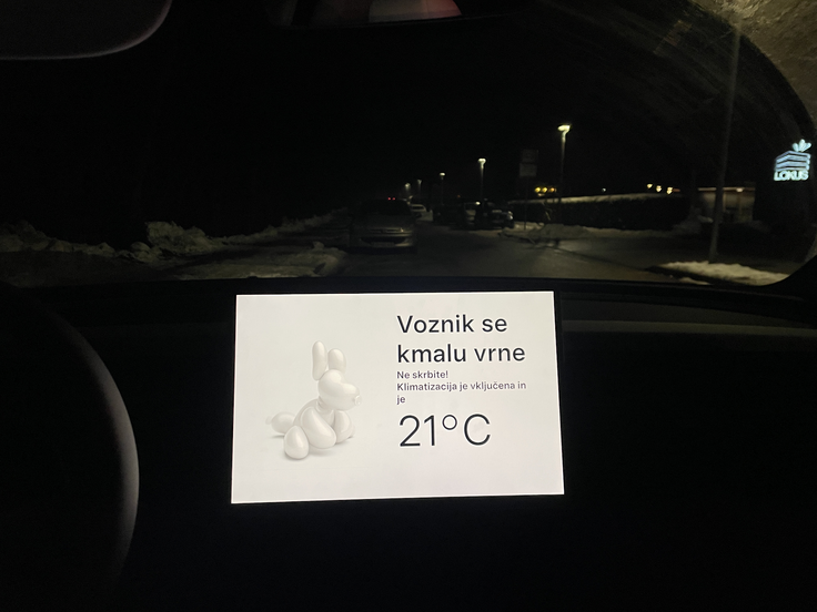 Tesla omogoča vklop ohranjanja nastavljene temperature tudi v primeru zaklenjenega avtomobila. Na sprednjem in zadnjem zaslonu se izpiše obvestilo za mimoidoče. | Foto: Gregor Pavšič