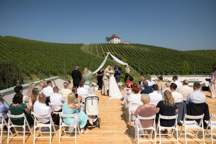 Pravijo ji slovenska Toskana. Poglejte, kaj vse skriva med vinogradi