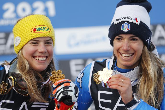 Liensberger in Bassino | Marta Bassino in Katharina Liensberger sta po izenačenju prvi svetovni prvakinji v veleslalomu. | Foto Reuters
