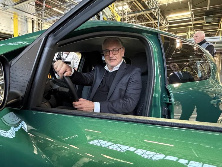 Minister Matjaž Han za volanom twinga. | Foto: Gregor Pavšič