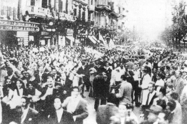 Veselje Urugvajcev na ulicah Montevidea, ko so izvedeli za zmago nogometašev proti Braziliji. | Foto: Guliverimage