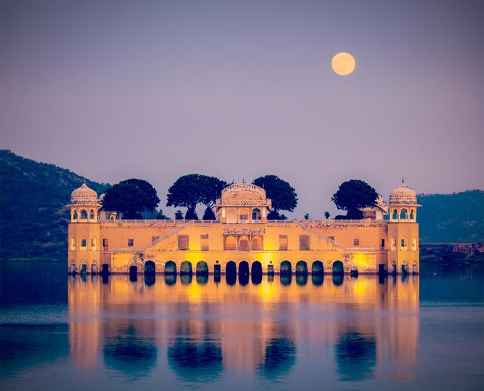 Vodna palača v mestu Džajpur v Radžastanu, ki je znano tudi kot Rožnato mesto. | Foto: 