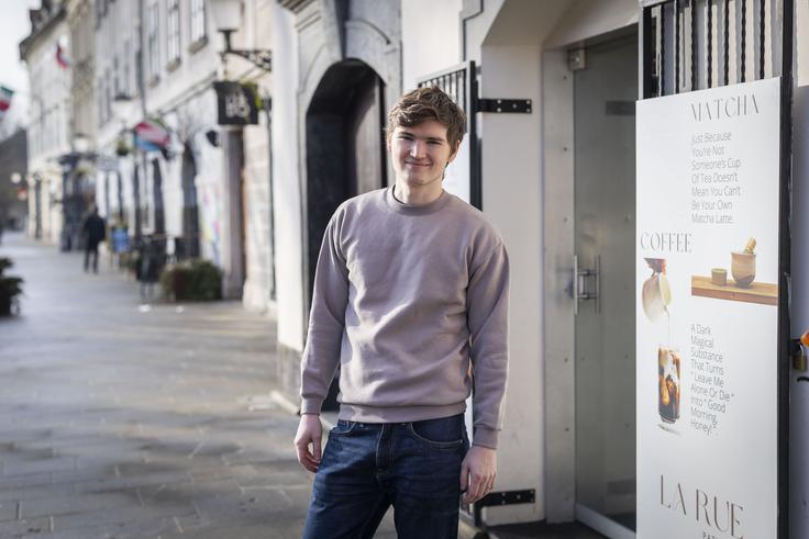 Mladi slaščičar Klemen Jančič pred svojo novo slaščičarno in pekarno La Rue Patisserie na Bregu v Ljubljani.  | Foto: Bojan Puhek