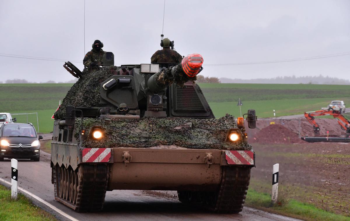 Samohodna havbica Pz2000 | Nemško podjetje Rheinmetall, ki med drugim izdeluje samohodne havbice PzH-2000 (na fotografiji), je skupaj z Madžari v kraju Varpoloti severovzhodno od Blatnega jezera zgradila veliko tovarno streliva, ki se bo v prihodnjih letih še razširila. | Foto Guliverimage