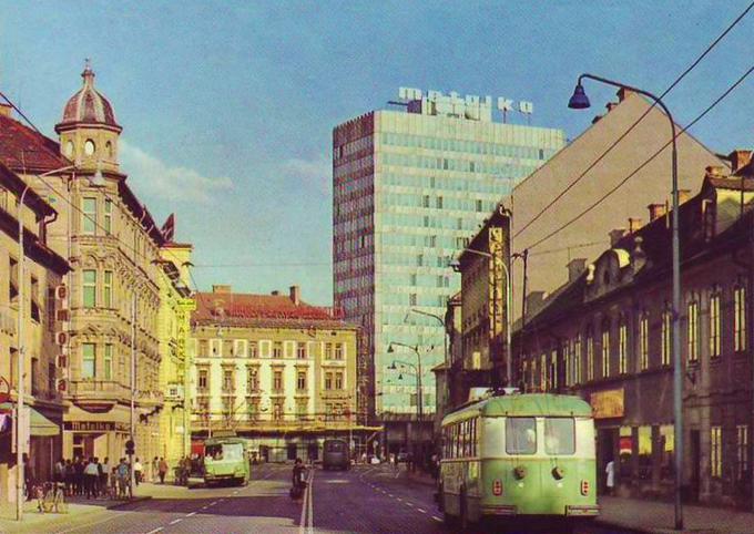 Pred letom 1973, ko je Metalka imela trgovino na Gosposvetski 4, v zgradbi na levi strani fotografije (foto: arhiv Martina Rotovnika, oblikovalca in urednika Facebookove strani Stare fotografije in razglednice). | Foto: 