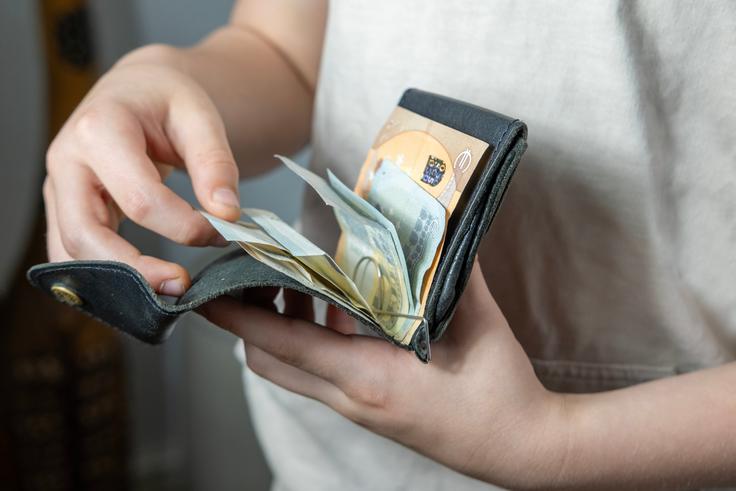 Zavod je osebnim asistentom opravljene ure nadurnega dela izplačeval zgolj v višini urne postavke osnovne plače, kar pomeni, da je bila ura nadurnega dela celo nižje vrednotena kot ura rednega dela. | Foto: Shutterstock