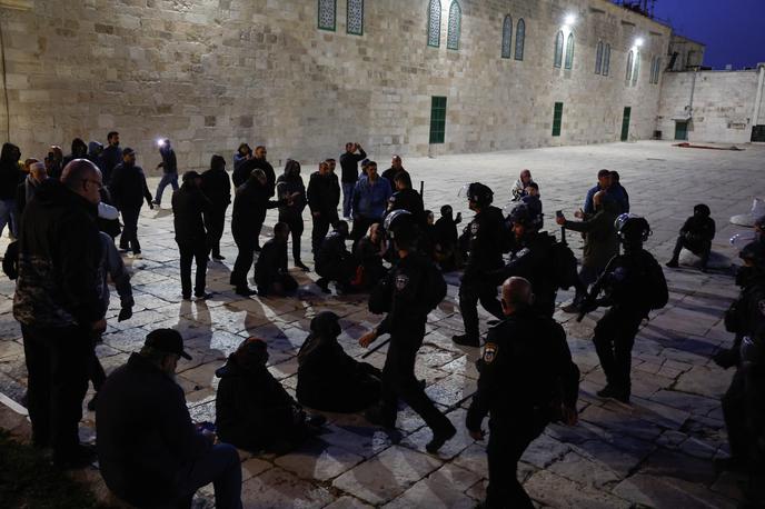 Jeruzalem, mošeja, policija | Novo nasilje na območju mošeje Al Aksa je izbruhnilo skoraj na polovici muslimanskega praznika ramadan in v času, ko se Judje pripravljajo na praznovanje pashe, ki se začenja danes. | Foto Reuters