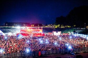 Axwell rdeče obarval Bežigrajski štadion