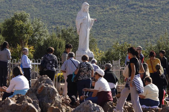 Medjugorje | Prikazovanja v Medjugorju, majhnem mestu na jugu BiH, naj bi se začela 24. junija 1981, ko se je šestim mladim domačinom začela redno prikazovati Devica Marija in so jih poimenovali vidci. Medjugorje je nato postalo eno najbolj obiskanih romarskih središč za katoličane iz vsega sveta, vsako leto pa ga obišče več kot dva milijona vernikov. | Foto Guliverimage