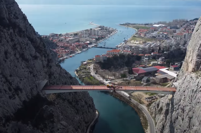 Most Cetina | Most s skupno maso 1.100 ton stoji na nadmorski višini 70 metrov in je dolg 220 metrov, njegov največji razpon pa je 152 metrov.  | Foto YouTube