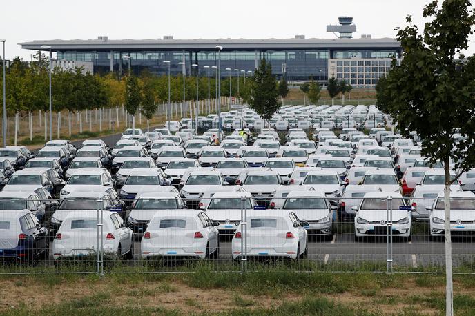 Volkswagen Berlin wltp | Volkswagnova parkirana vozila na letališču BER pri Berlinu, ki čakajo na uskladitev modelov z merilnimi standardi WLTP. | Foto Reuters