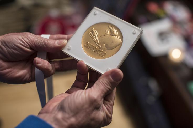 Osmo mesto na olimpijskih igrah v Saporu leta 1972 je dolga leta veljalo za najboljši jugoslovanski dosežek v smučarskih skokih. "Kar zadeva najboljše dosežke, je bila zgodba naslednja: leta 1968 je bil Ludvik Zajc v Grenoblu deseti, Peter Štefančič je bil leta 1972 v Saporu na mali skakalnici deveti, jaz pa na veliki osmi. To je bila velika stvar! Doma v Črni na Koroškem me je na sprejemu pričakalo dva tisoč ljudi, toliko, kot jih danes čaka Tino Maze!" | Foto: Matej Leskovšek