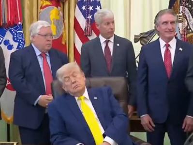 Kaj se dogaja s Trumpom? Med sestankom je znova malo zadremal. #video