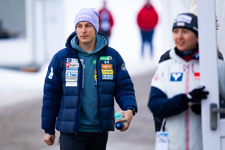 Jurij Tepeš je pohvalil skakalke, a si želi nadgradnje. Zato bodo šle v petek vse na drugi uradni trening. | Foto: Filip Barbalić