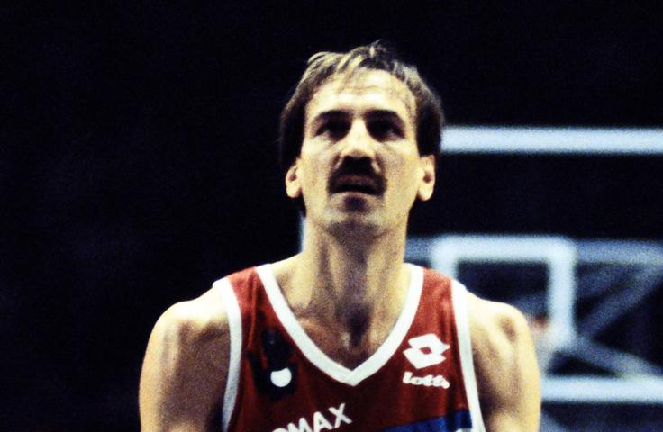 V 74. letu starosti je 25. januarja 2025 v Beogradu po dolgi in hudi bolezni umrl legendarni jugoslovanski košarkarski as Dražen Dalipagić. Rodil se je v Mostarju, bil nepogrešljiv član jugoslovanske reprezentance od leta 1973 do 1986. Priljubljeni Praja je še danes najboljši strelec beograjskega Partizana v zgodovini kluba. | Foto: Guliverimage