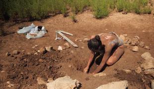 V neznosni vročini z golimi rokami kopala jamo, da bi prišla do vode #video