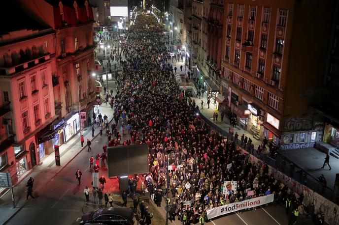 Beograd protest Vučić | Tako kot je že običajno, so se protestniki zvečer zbrali pred poslopjem Filozofske fakultete v središču prestolnice, od koder so odšli na protestni pohod po ulicah srbske prestolnice. 