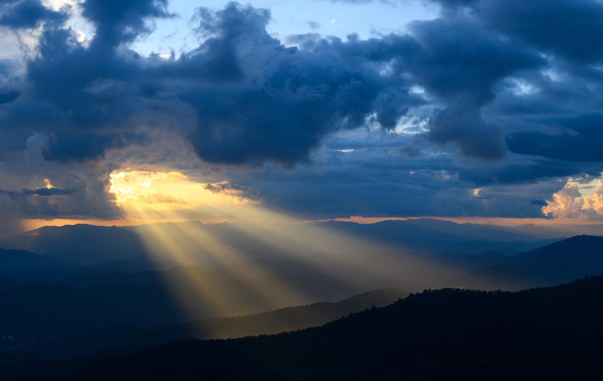 Sonce, vreme, sončni žarki | Padavine in nevihte bodo do sredine dneva ponehale. Popoldne se bo delno razjasnilo, pihal bo jugozahodni veter. Najvišje dnevne temperature bodo od 14 do 18, na severozahodu okoli 11 stopinj Celzija. | Foto Shutterstock