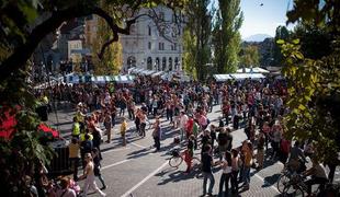 Polni idealizma – bruci ob taktih Gaudeamus Igitur vstopili v prvo študijsko leto (foto)