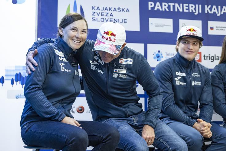 Peter Kauzer je bil prvi od reprezentančnih kolegov, ki ji je čestital. | Foto: Ana Kovač
